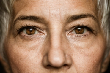 brązowe oczy starszej kobiety