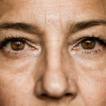 brązowe oczy starszej kobiety