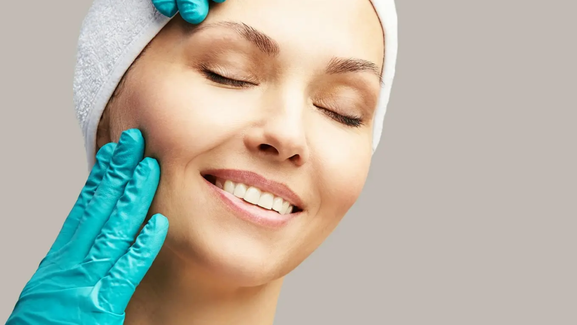 kobieta przed zabiegiem liftingu twarzy