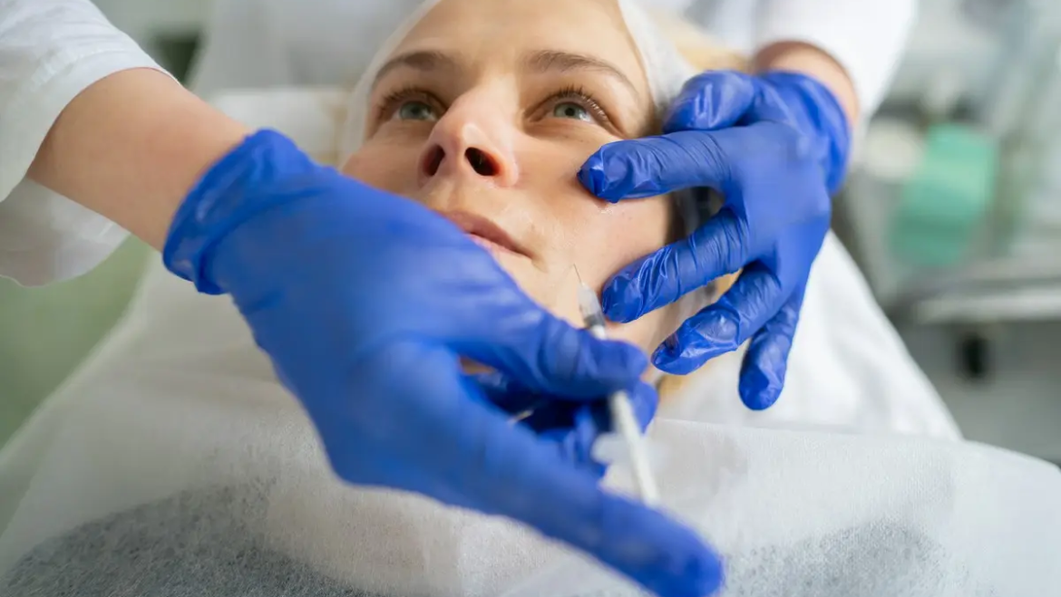 zabieg kosmetyczny z wykorzystaniem kwasu hialuronowego