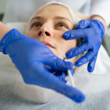 zabieg kosmetyczny z wykorzystaniem kwasu hialuronowego