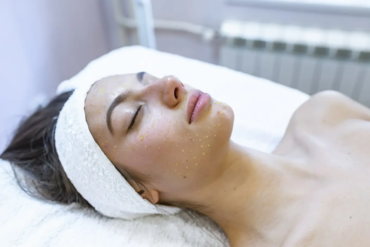 kobieta po zabiegu mezoterapii igłowej