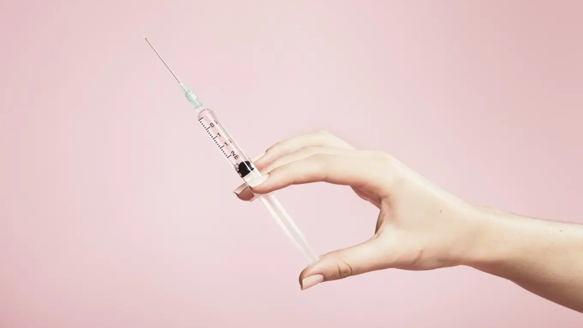 strzykawka w kobiecej dłoni